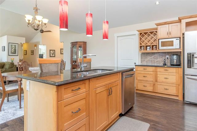 4 of 77 - 1737 Galvin Pl, Qualicum Beach, BC