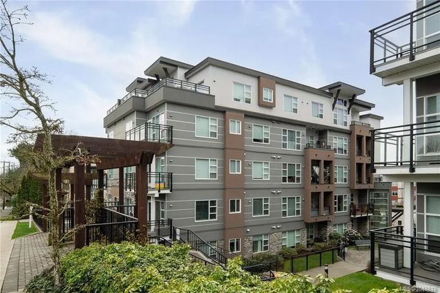 2 of 33 - 1020 Inverness Rd 302, Saanich, BC