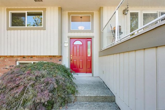 3 of 44 - 1215 Cloake Hill Rd, North Saanich, BC
