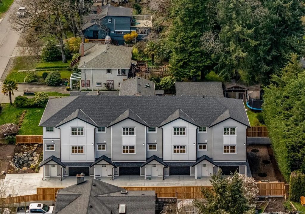 990 Mcbriar Ave 2, Saanich