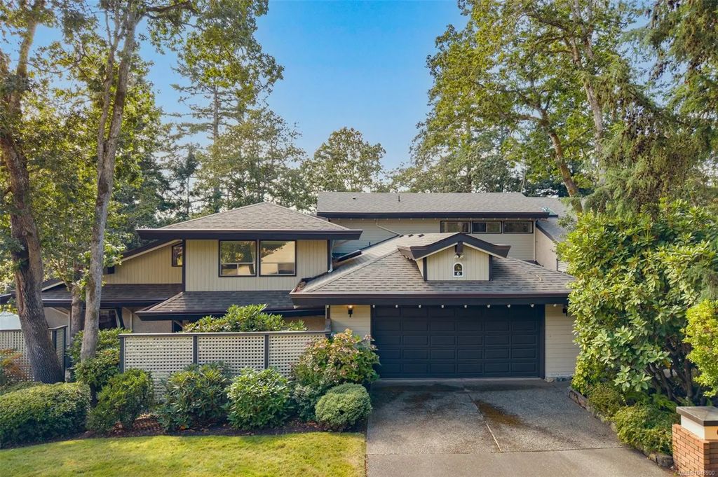909 Carolwood Dr 6, Saanich