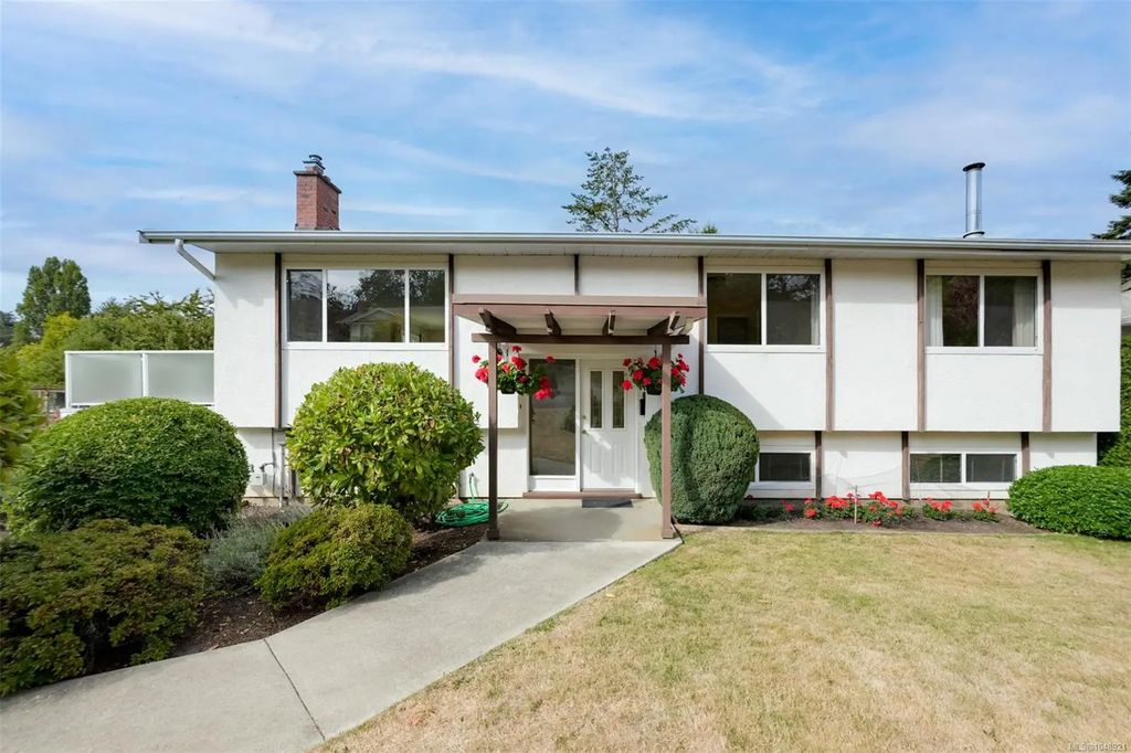 4218 Thornhill Cres, Saanich
