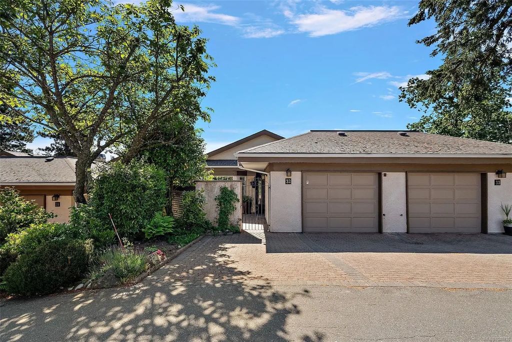 901 Kentwood Lane 32, Saanich