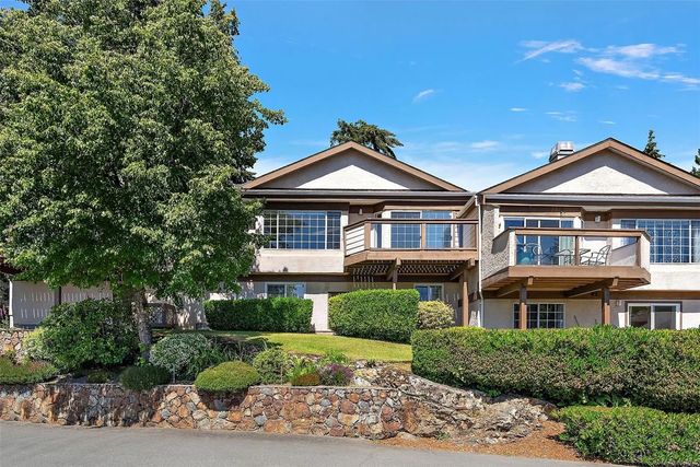 2 of 28 - 901 Kentwood Lane 32, Saanich, BC