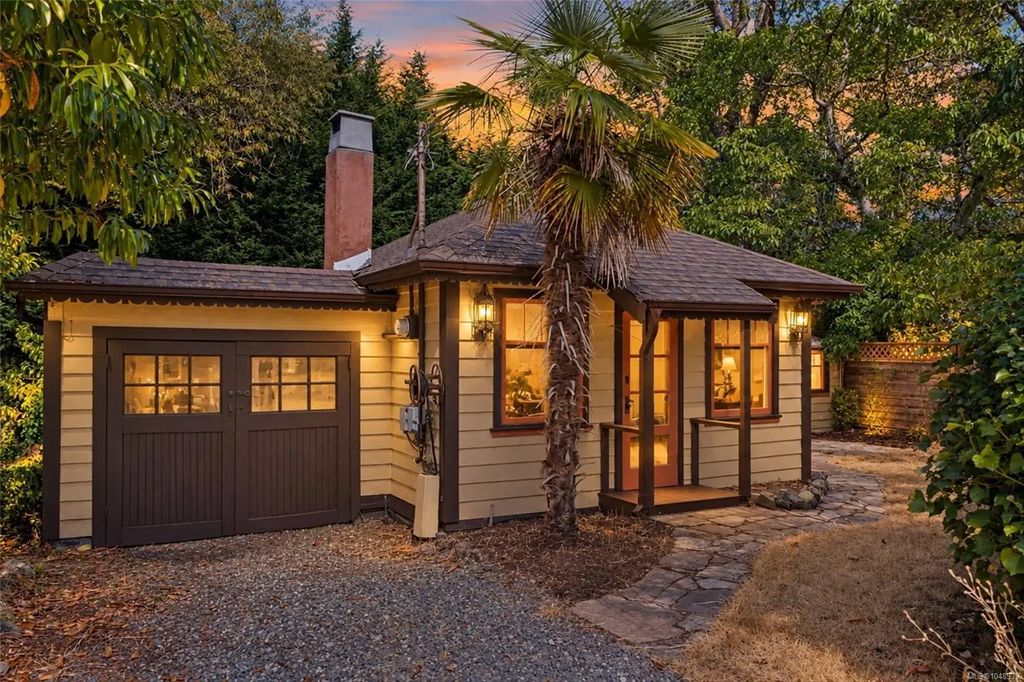 1030 Falmouth Rd, Saanich