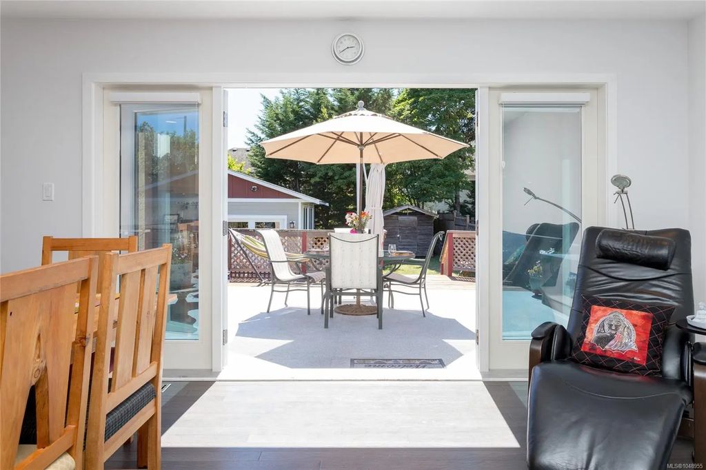 367 Vincent Ave, Saanich