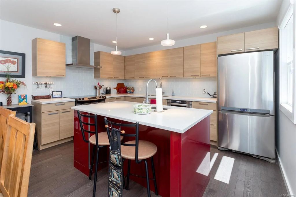 367 Vincent Ave, Saanich