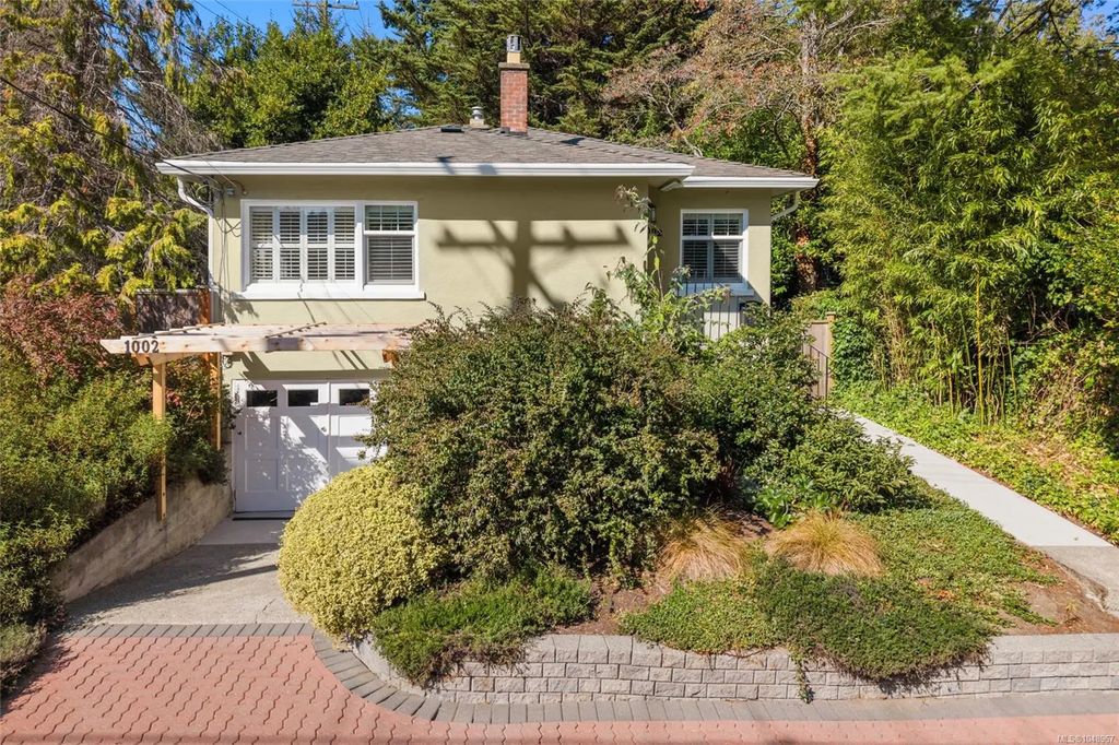 1002 Walema Ave, Saanich