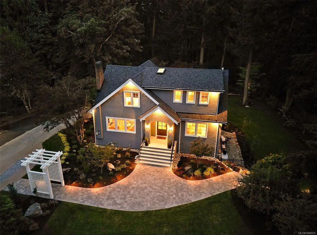 2535 Queenswood Dr, Saanich