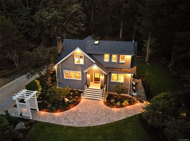 2 of 73 - 2535 Queenswood Dr, Saanich, BC