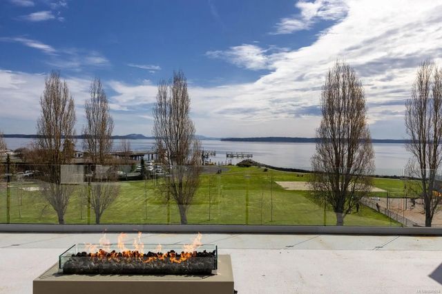 2 of 34 - 9570 Fifth St 401, Sidney, BC
