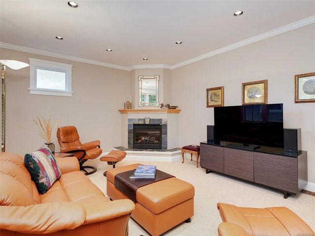 2 of 37 - 2286 Hazelton Pl, Saanich, BC