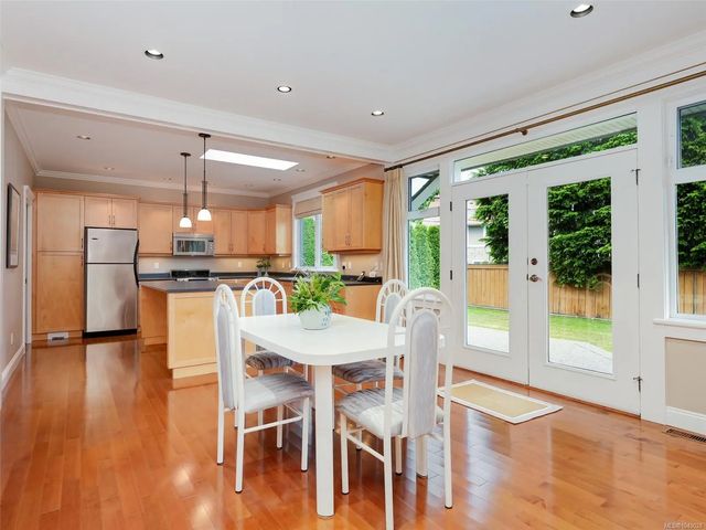 3 of 37 - 2286 Hazelton Pl, Saanich, BC