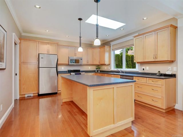 4 of 37 - 2286 Hazelton Pl, Saanich, BC