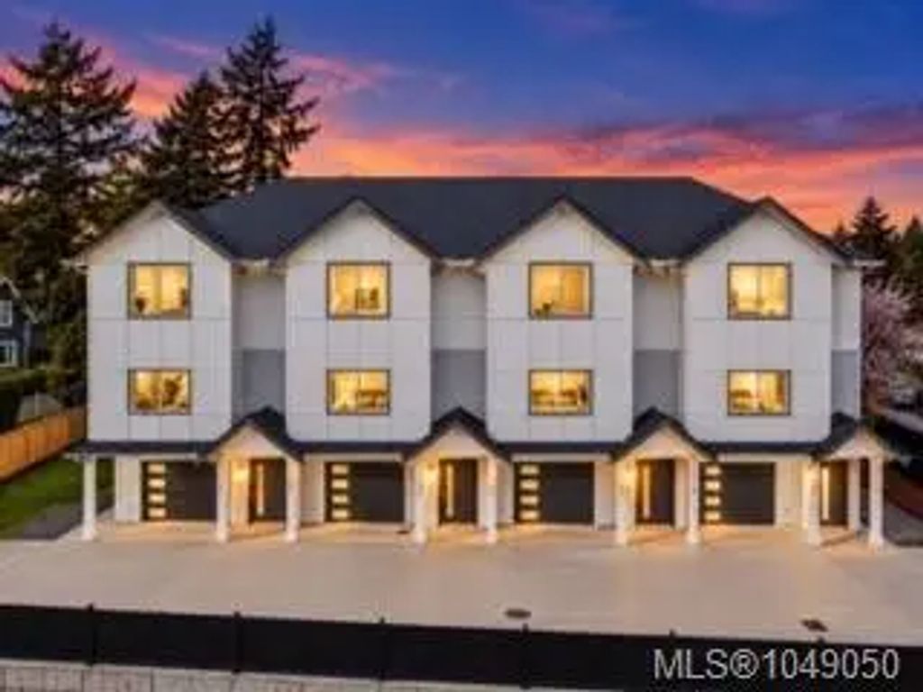621 Broadway St 3, Saanich