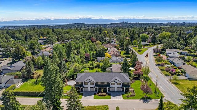 2 of 47 - 3333 Henderson Rd 2, Oak Bay, BC