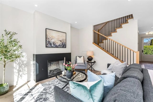 3 of 47 - 3333 Henderson Rd 2, Oak Bay, BC