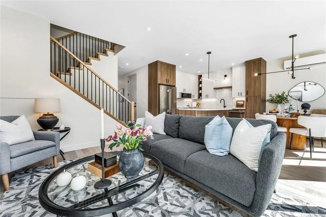 4 of 47 - 3333 Henderson Rd 2, Oak Bay, BC