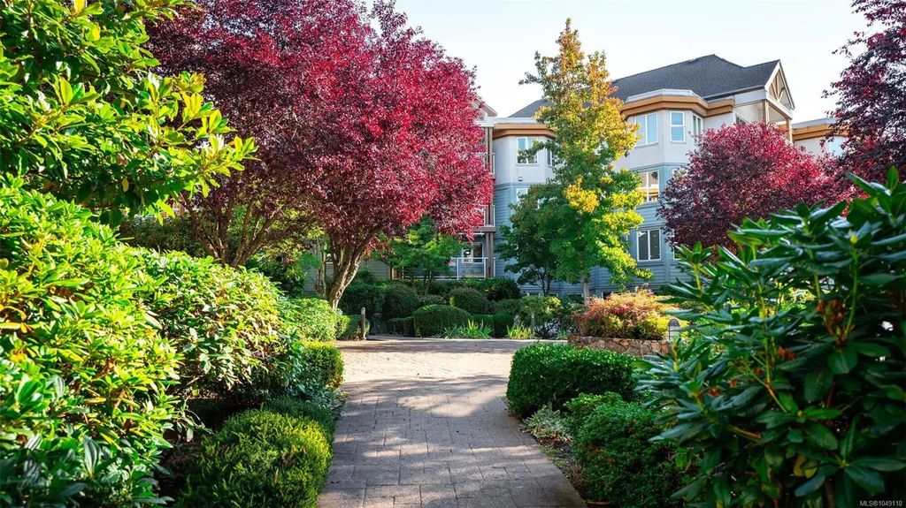 494 Marsett Pl 211, Saanich