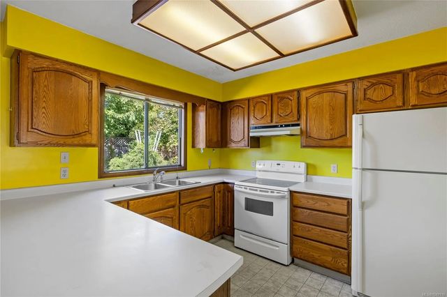 4 of 16 - 519 Chester Rd, Qualicum Beach, BC