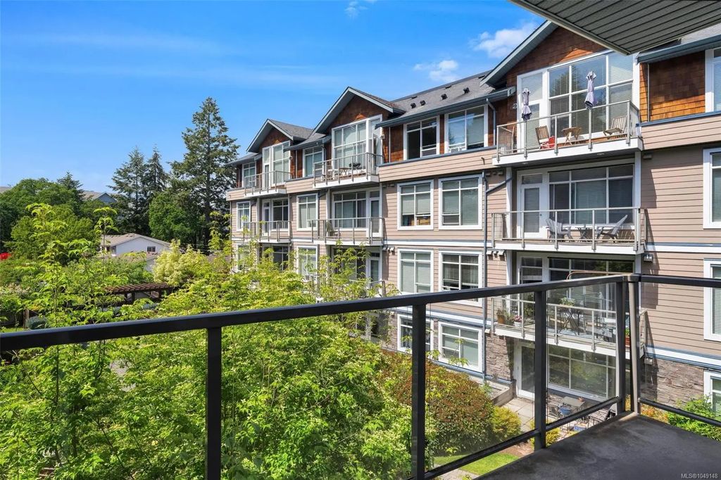 608 Fairway Ave 302, Langford