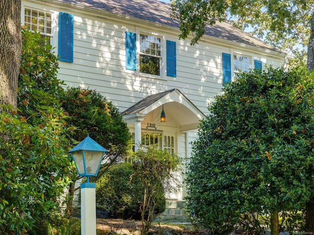 2 of 22 - 1310 Rockland Ave, Victoria, BC
