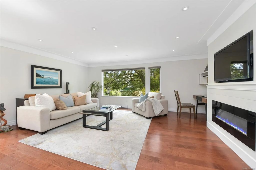 3008 Quadra St 10, Victoria