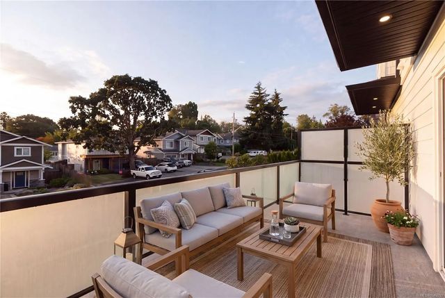 2 of 27 - 913 Dale St 1, Saanich, BC