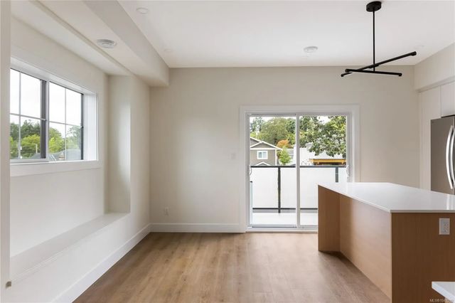 3 of 27 - 913 Dale St 1, Saanich, BC