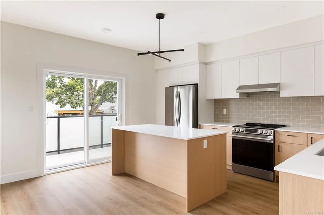 4 of 27 - 913 Dale St 1, Saanich, BC
