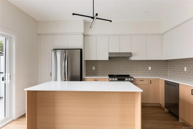 5 of 27 - 913 Dale St 1, Saanich, BC