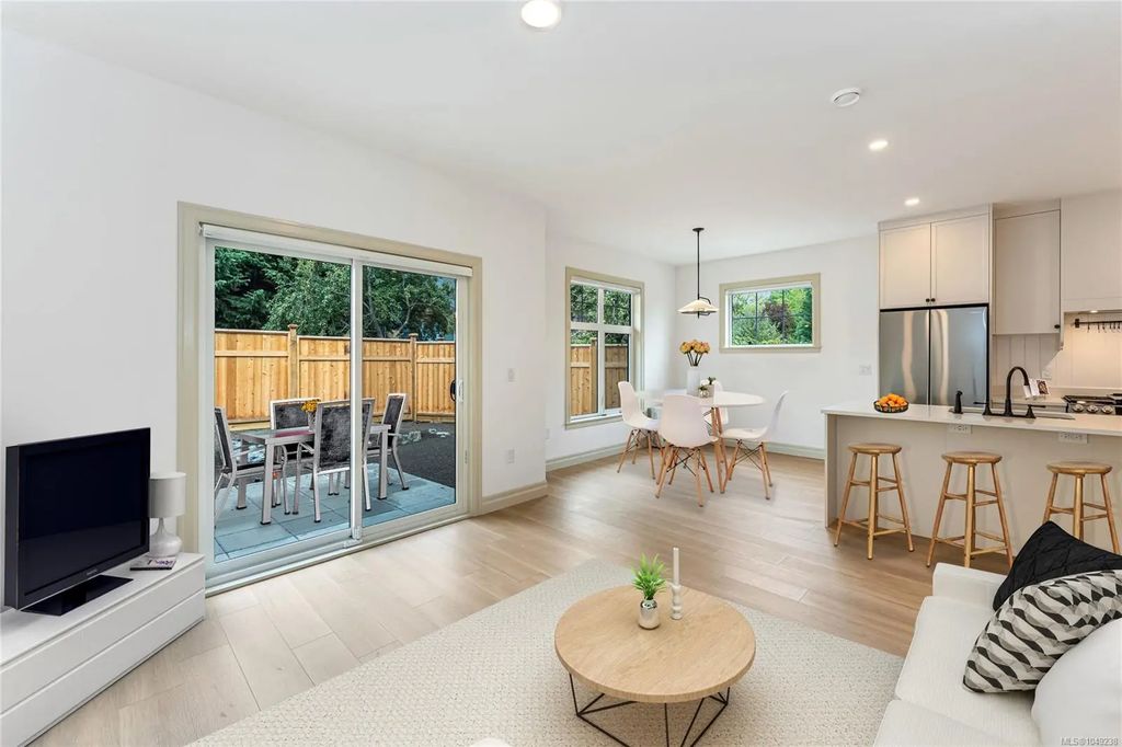 3098 Washington Ave 3, Victoria