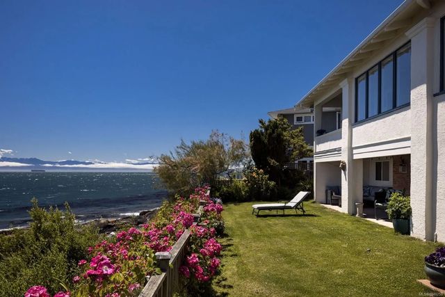 2 of 43 - 1821 Hollywood Cres, Victoria, BC