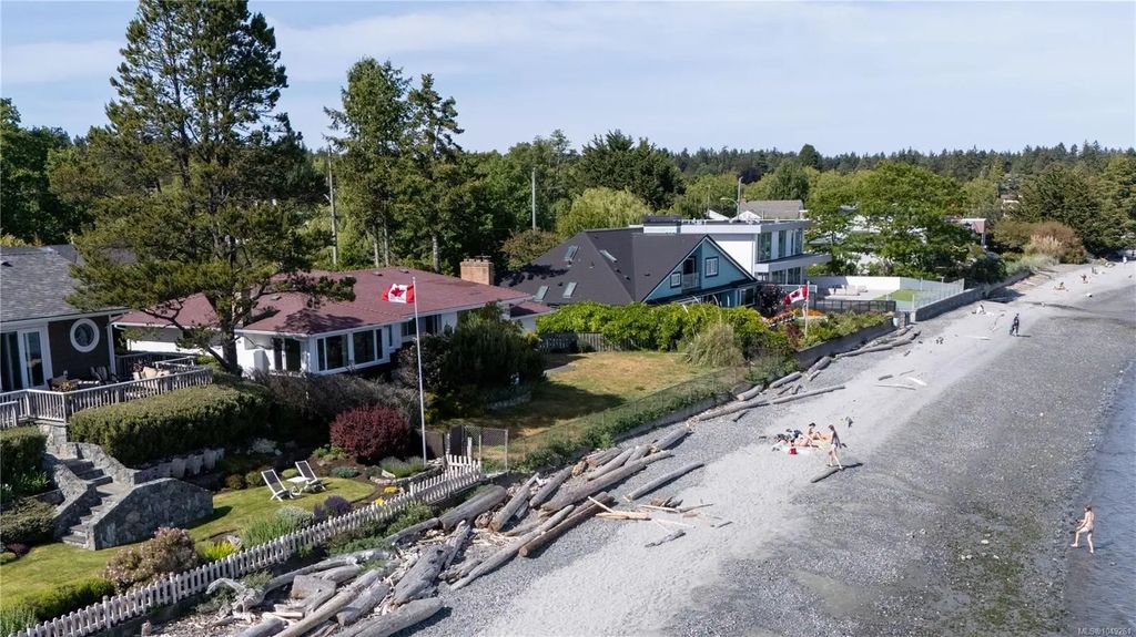 3767 Waring Pl, Saanich