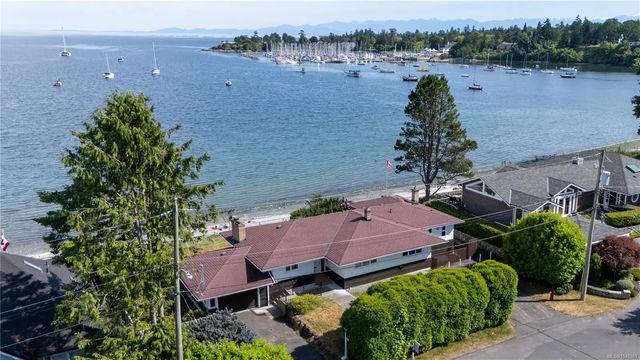 2 of 15 - 3767 Waring Pl, Saanich, BC