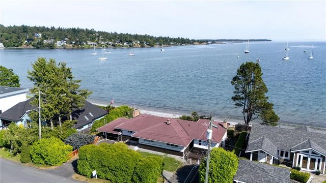 3 of 15 - 3767 Waring Pl, Saanich, BC