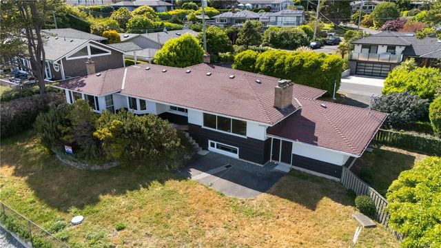 4 of 15 - 3767 Waring Pl, Saanich, BC