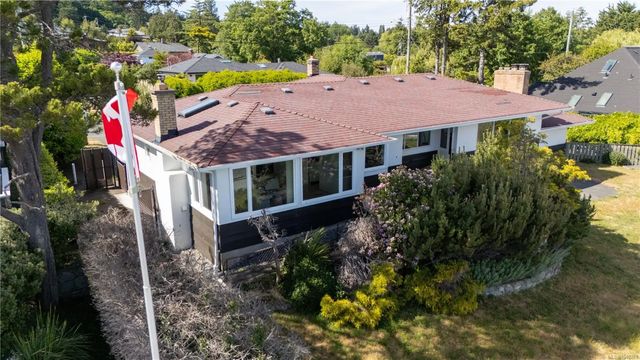 5 of 15 - 3767 Waring Pl, Saanich, BC