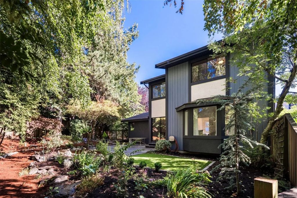 1096 Stoba Lane 3, Saanich