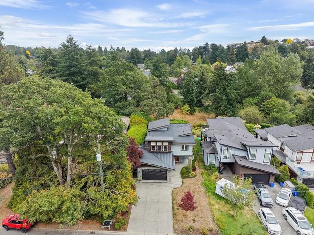 4 of 54 - 3749 Ascot Dr, Saanich, BC