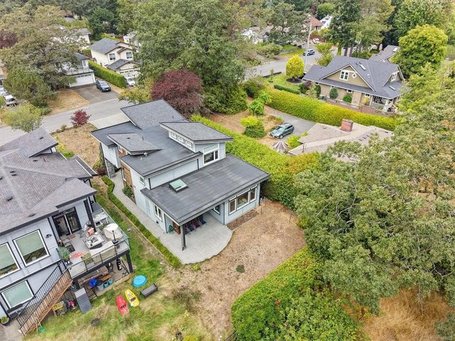 5 of 54 - 3749 Ascot Dr, Saanich, BC