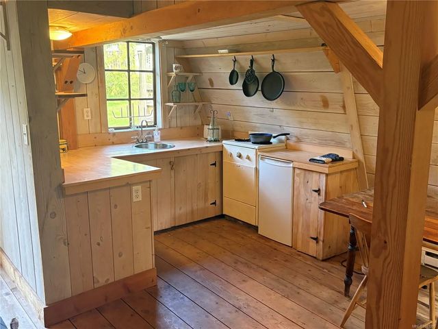 2 of 23 - 215 Head St, Salt Spring, BC