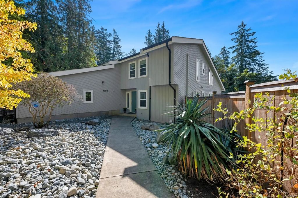 10915 Cedar Lane, North Saanich