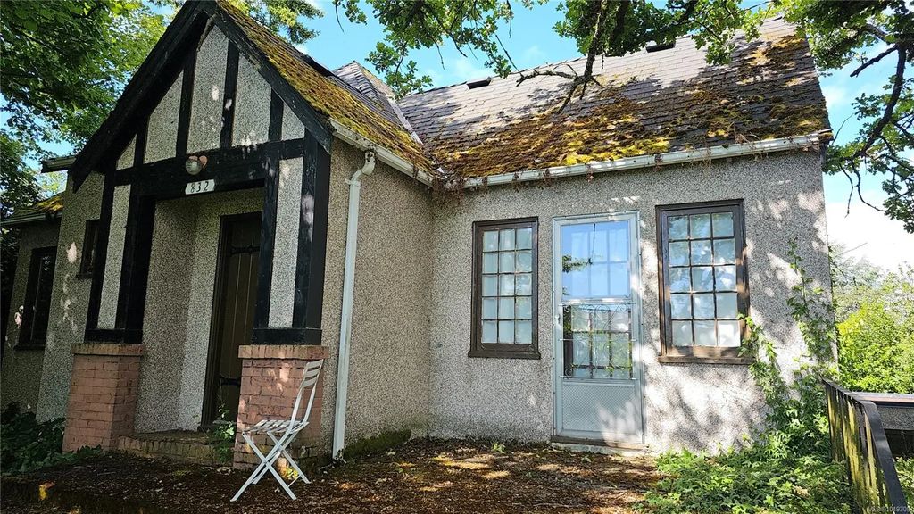 832 Lampson St, Esquimalt