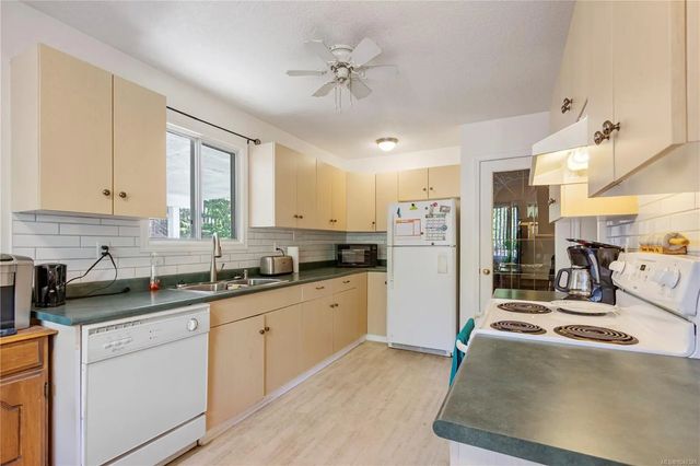 4 of 30 - 403 Harewood Rd, Nanaimo, BC