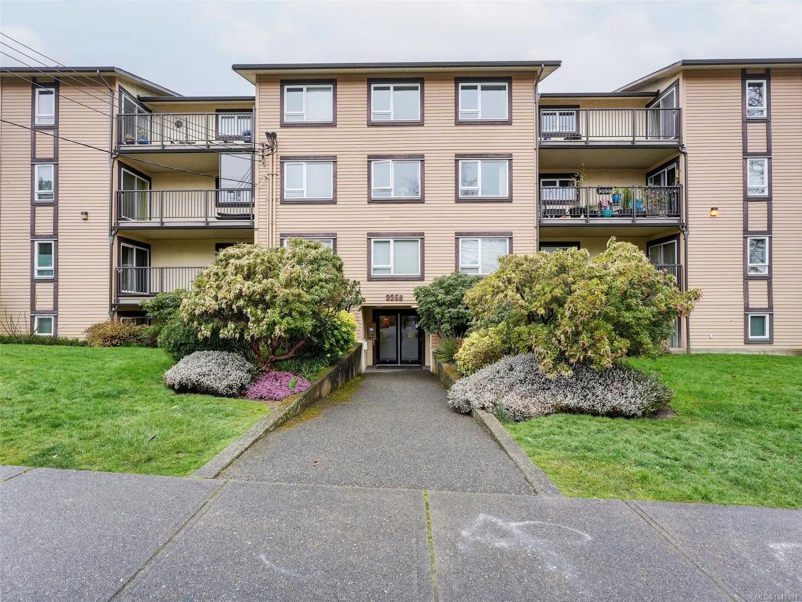 1049381, Residential, 3258 Alder St 406, Saanich, BC, Alder Manor, , V8X 1P3