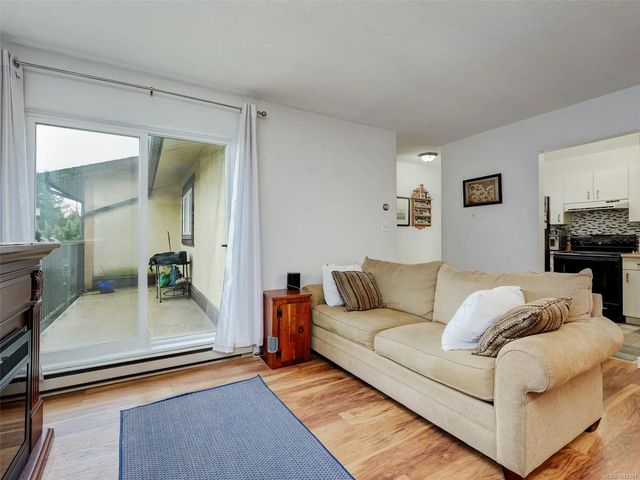 4 of 26 - 3258 Alder St 406, Saanich, BC