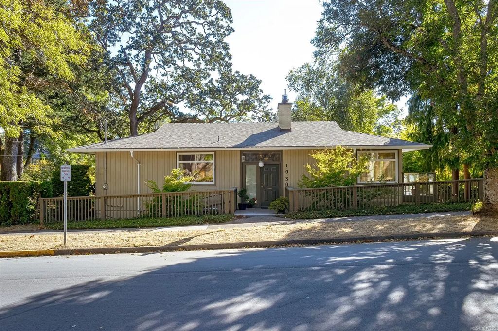 1030 Joan Cres, Victoria