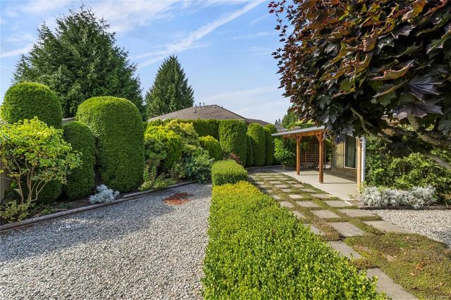 2 of 38 - 662 Redwood Dr, Qualicum Beach, BC