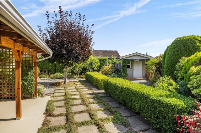 3 of 38 - 662 Redwood Dr, Qualicum Beach, BC